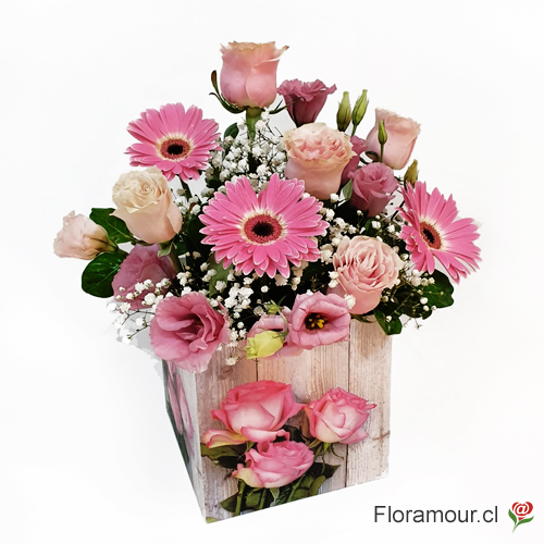 Caja decorativa con rosas, gerberas y flores de complemento.